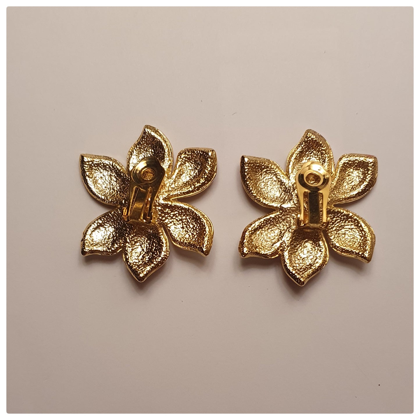 1980s RED AND WHITE ENAMEL FLOWER EARRINGS