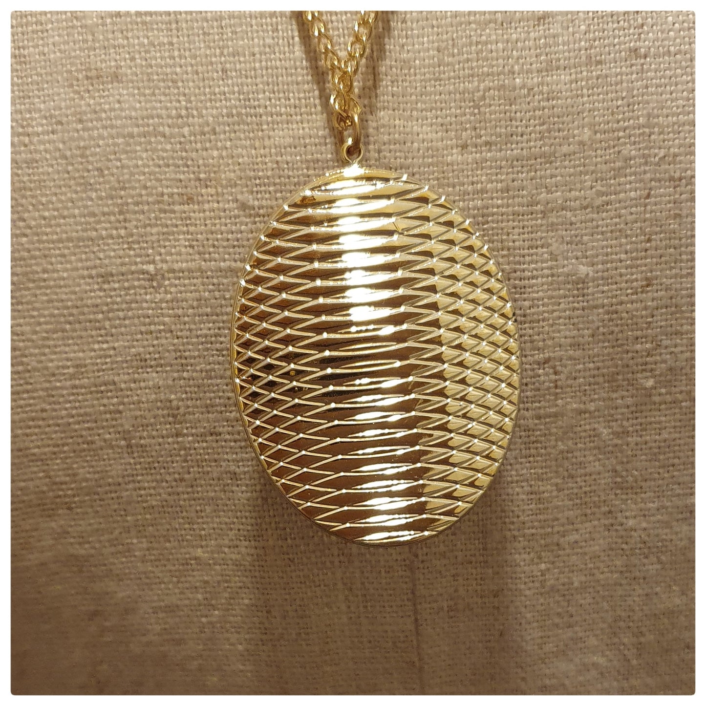 1970s FAUX CAMEO NECKLACE PENDANT LEAVES