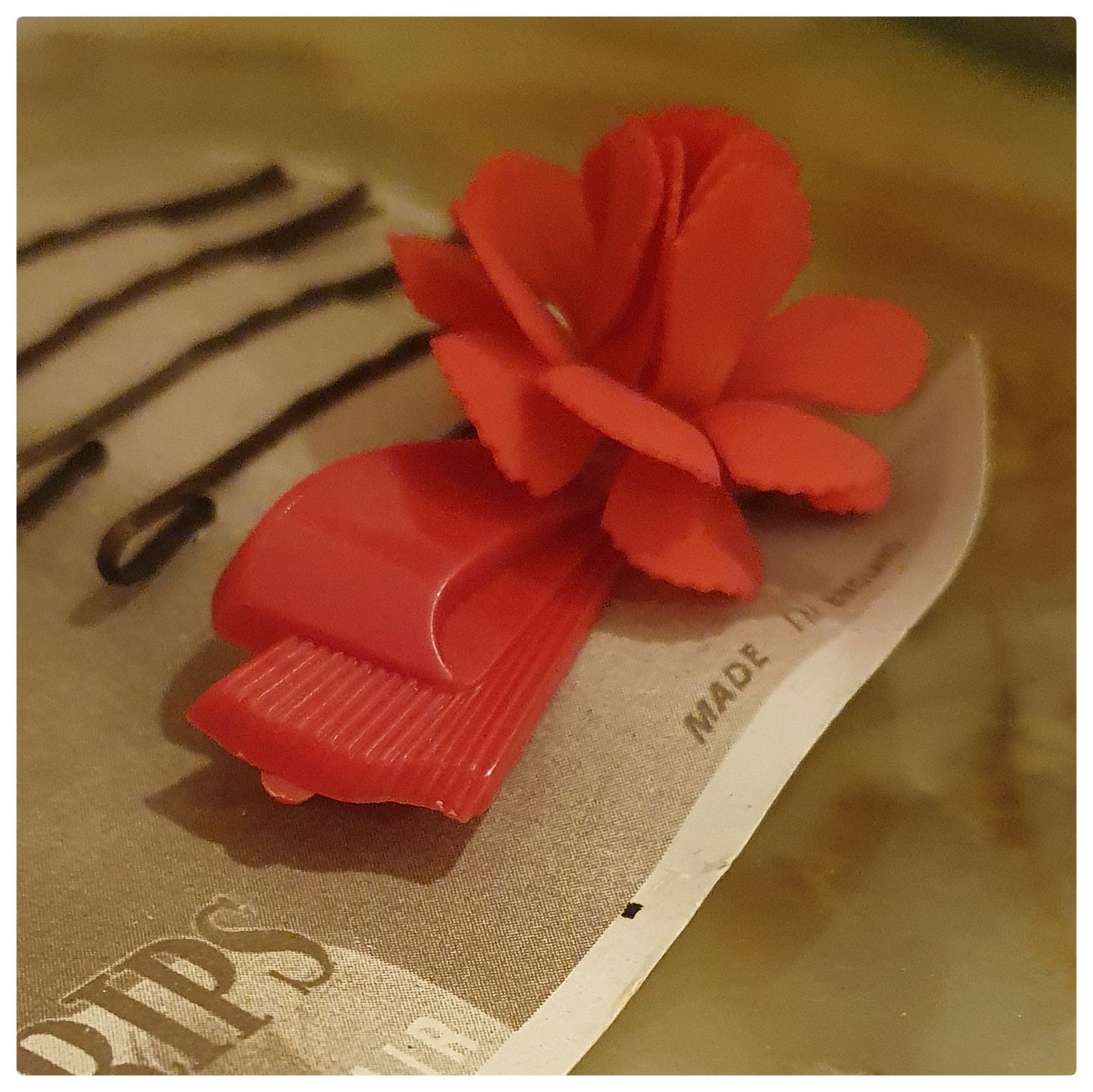 1950s RED FLOWER PLASTIC HAIR BARRETTE AND GRIPS