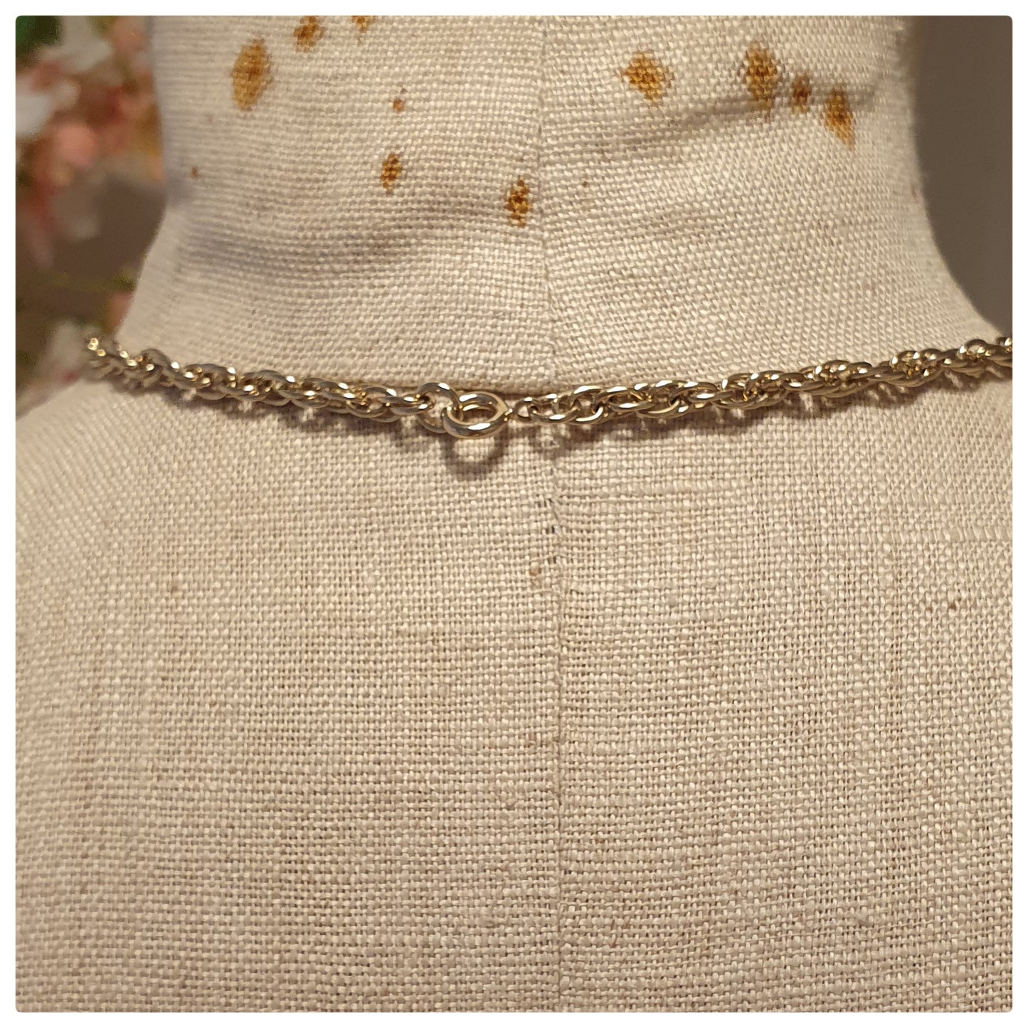 1975 SARAH COVENTRY HONEYCOMB NECKLACE