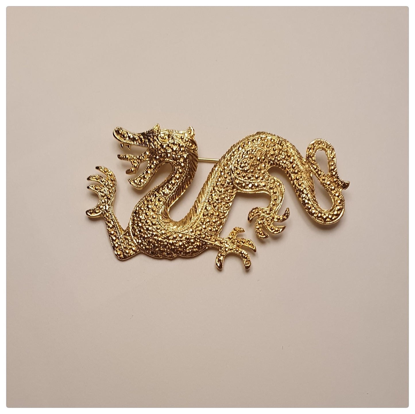 1980s DRAGON BROOCH GOLD TONE TEXTURED METAL