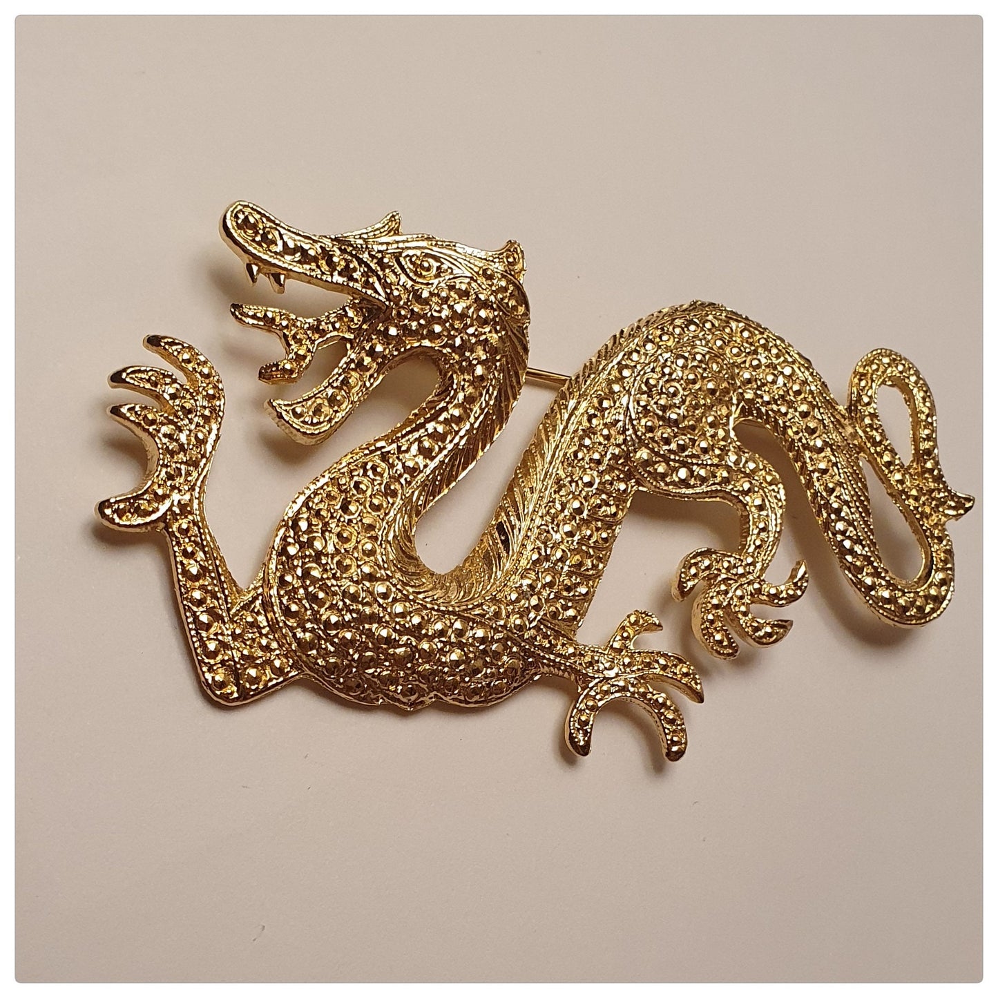 1980s DRAGON BROOCH GOLD TONE TEXTURED METAL