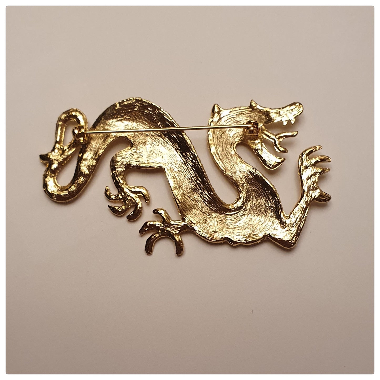 1980s DRAGON BROOCH GOLD TONE TEXTURED METAL