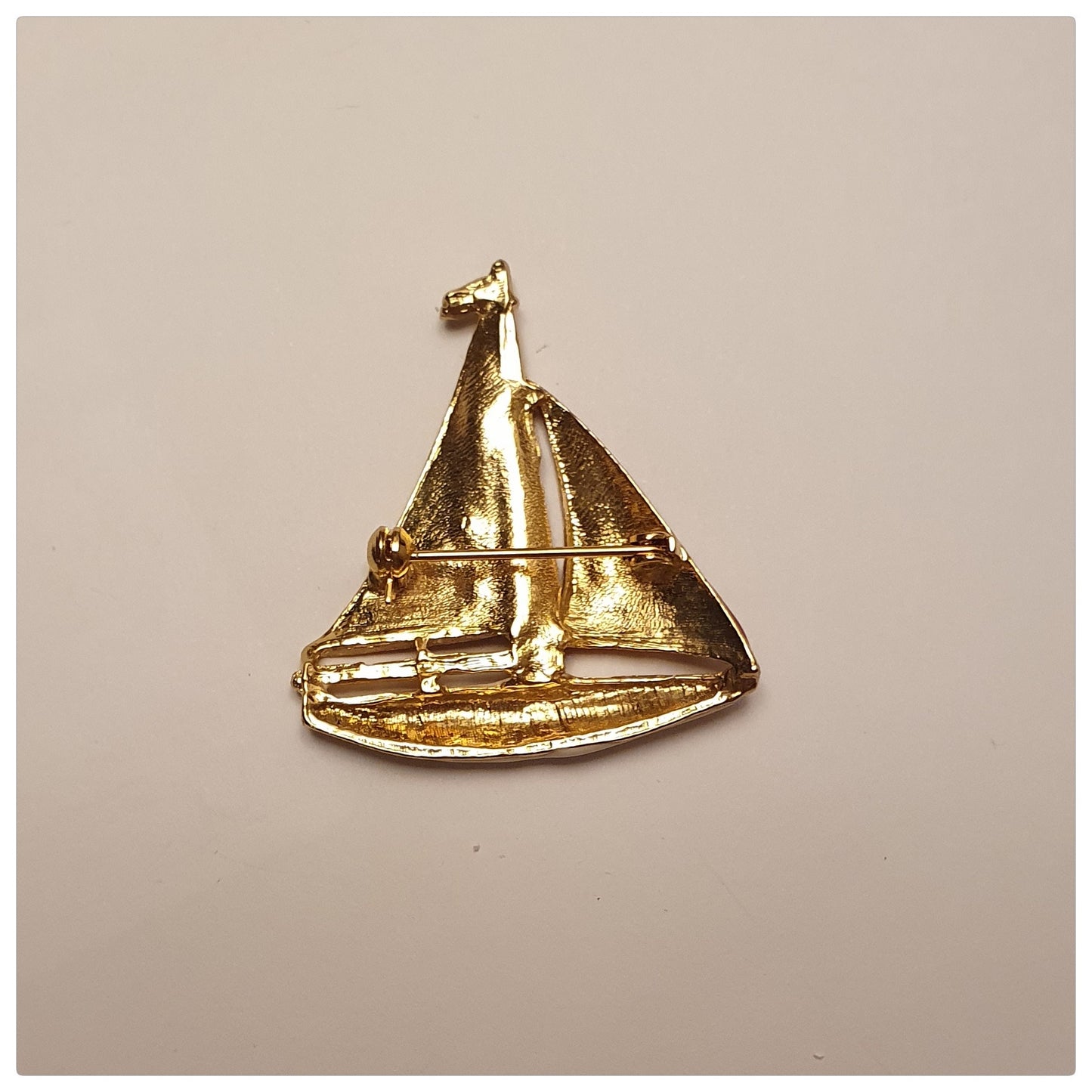 1980s ENAMEL SAILING BOAT YACHT WITH RED SAILS