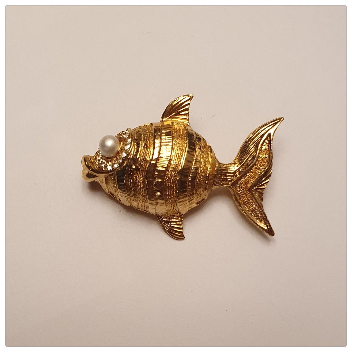 1980s FISH WITH PEARL EYE GOLD TONE BROOCH