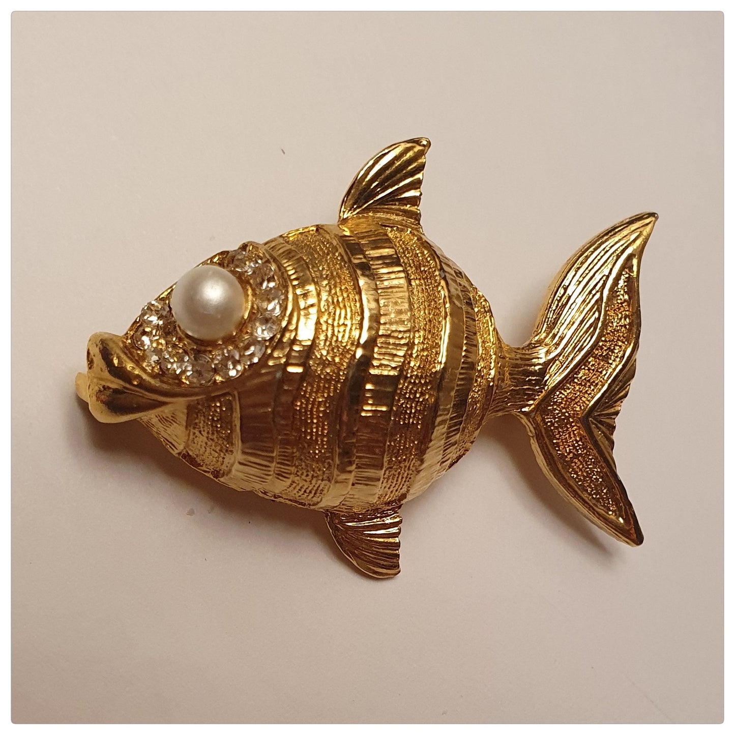 1980s FISH WITH PEARL EYE GOLD TONE BROOCH