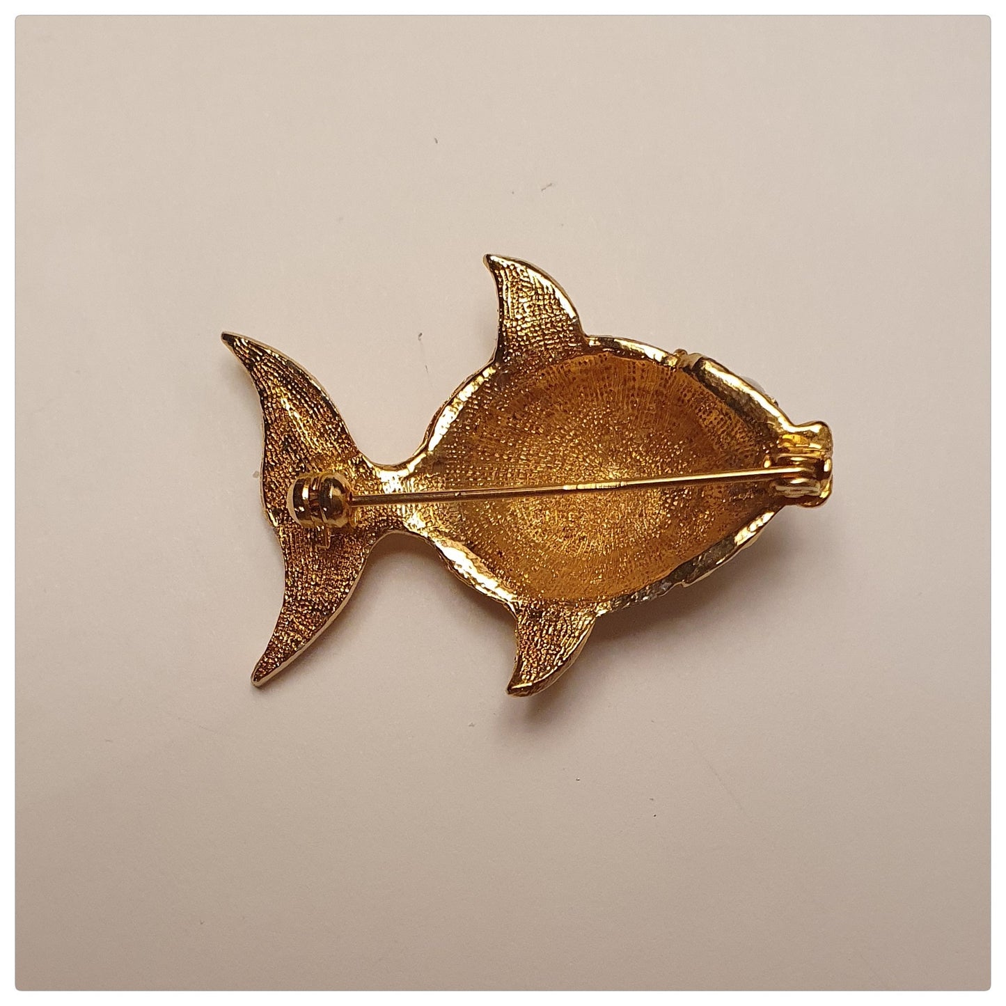 1980s FISH WITH PEARL EYE GOLD TONE BROOCH