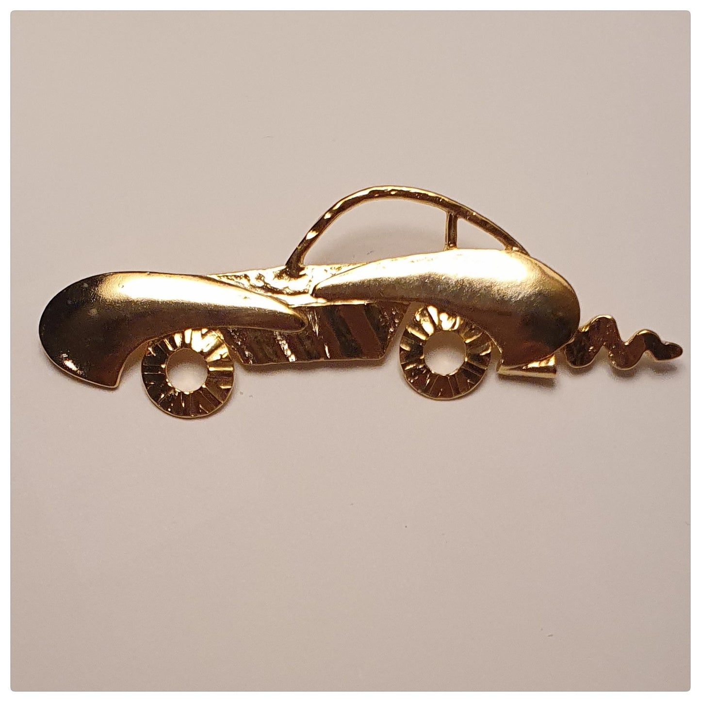 1980s STYLISED GOLD TONE CAR BROOCH