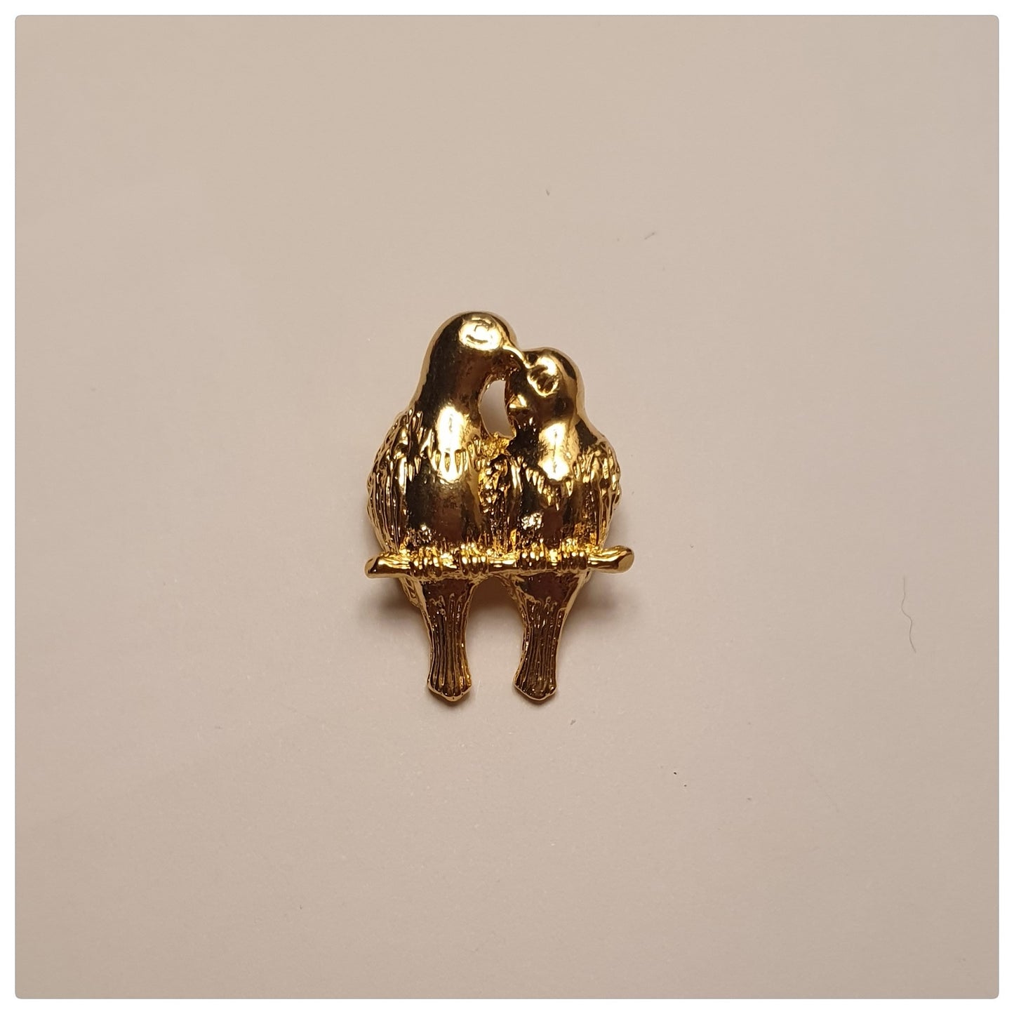 1980s GOLD TONE LOVE BIRDS BROOCH