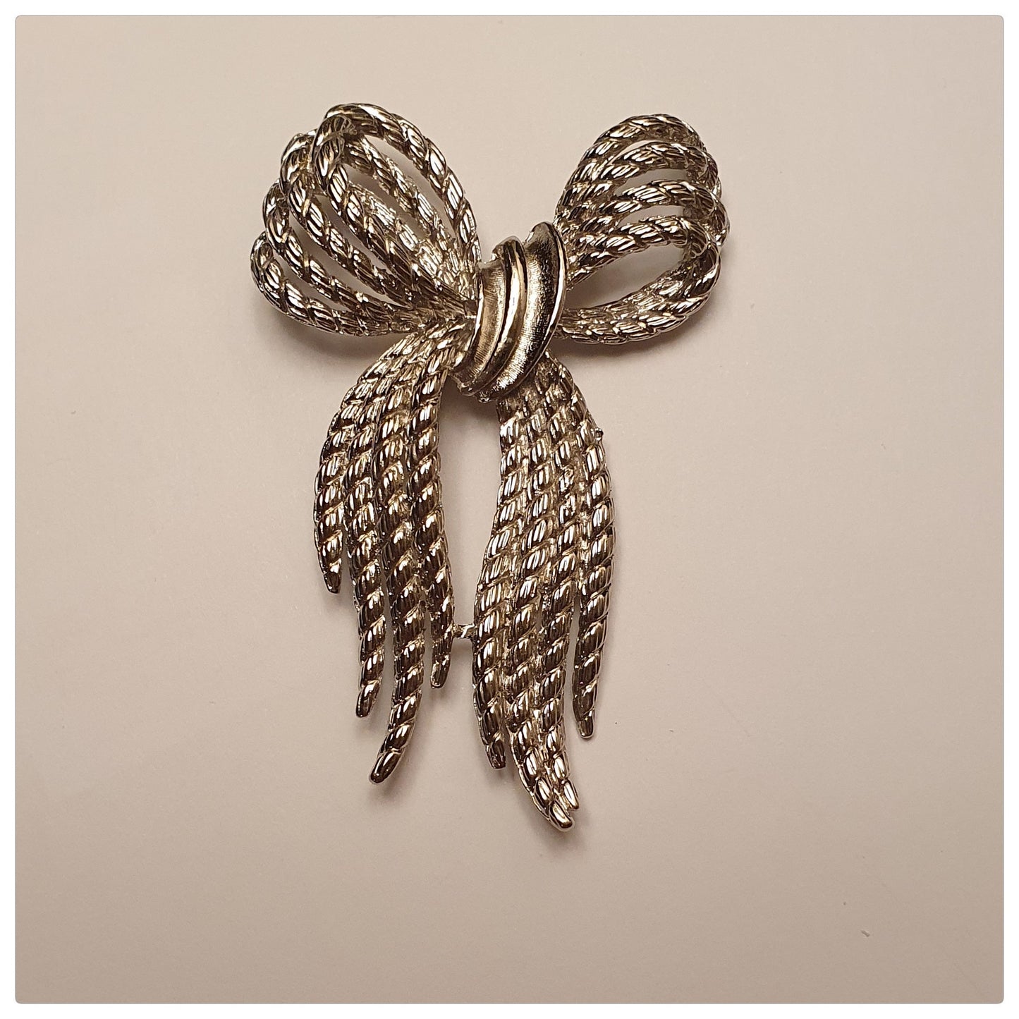 1950s STYLE ROPE BOW BROOCH