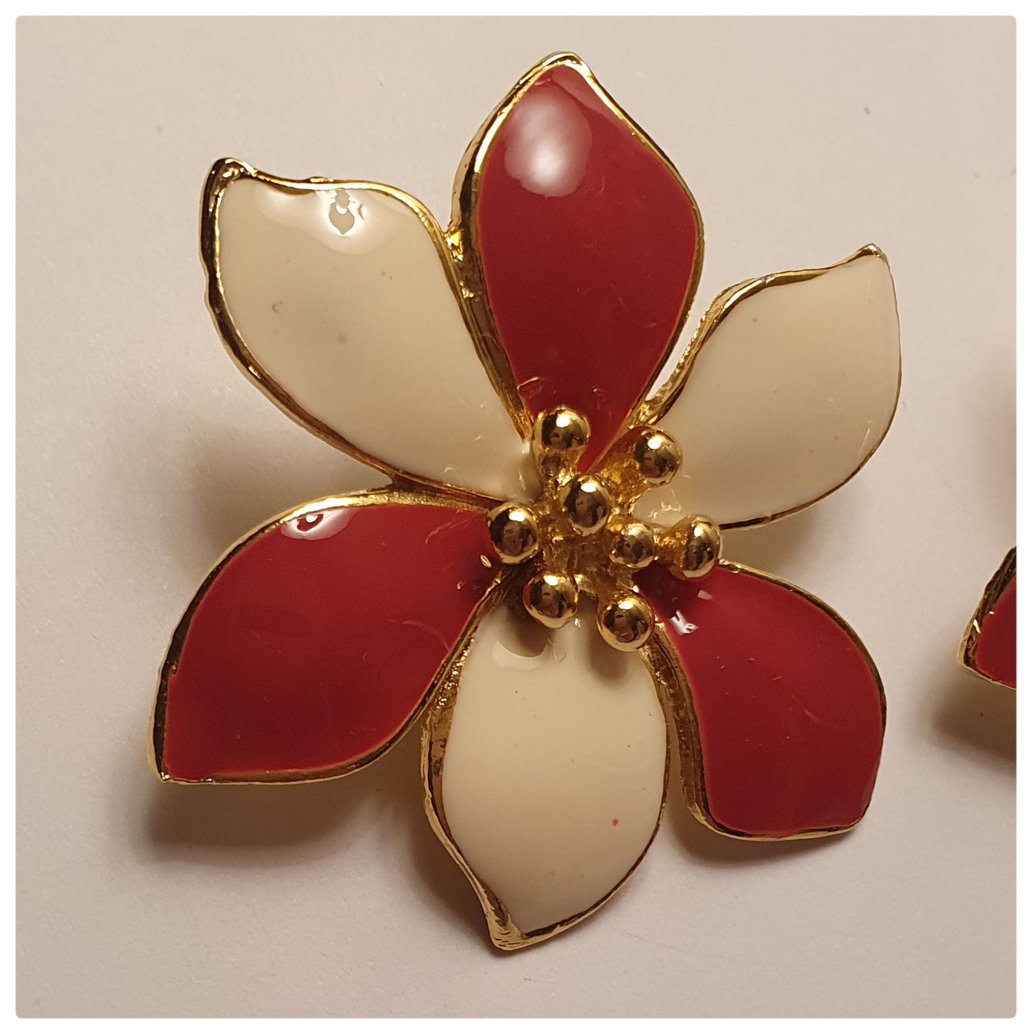 1980s RED AND WHITE ENAMEL FLOWER EARRINGS