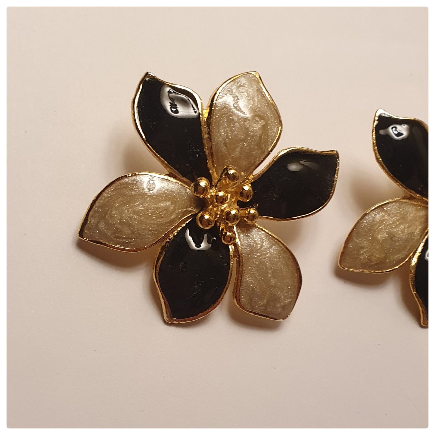 1980s BLACK AND GOLD ENAMEL FLOWER EARRINGS