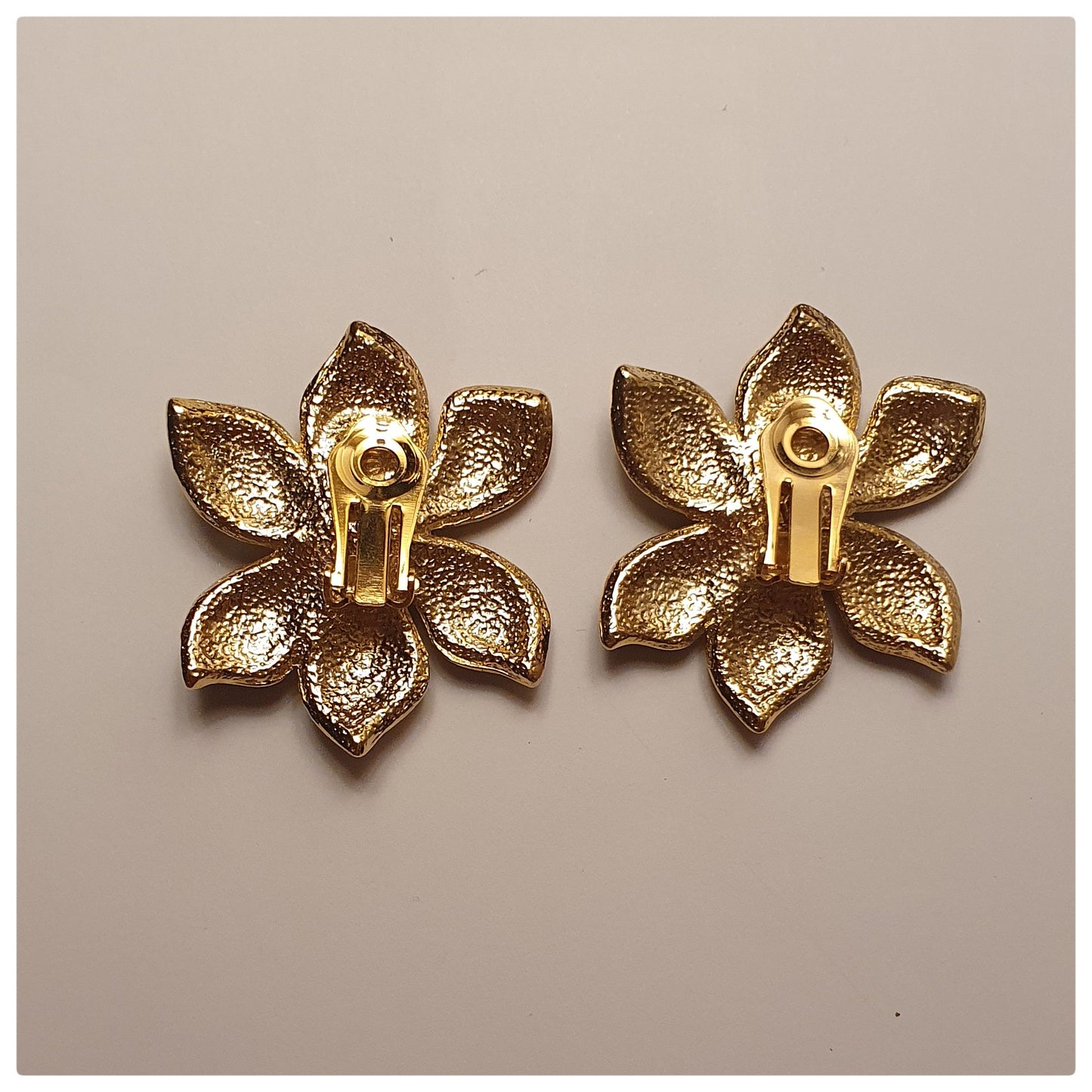 1980s BLACK AND GOLD ENAMEL FLOWER EARRINGS
