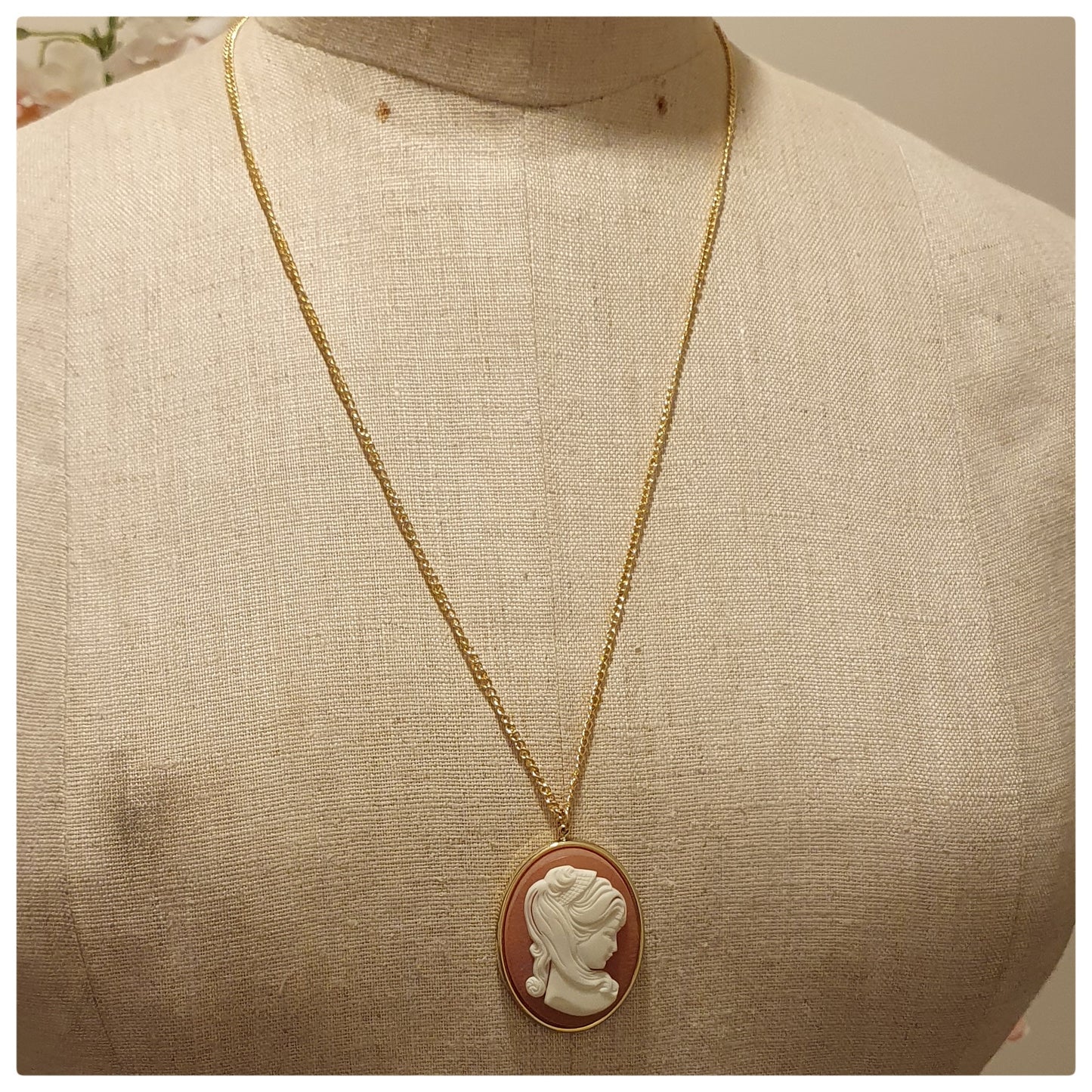 1970s FAUX CAMEO NECKLACE PENDANT PONYTAIL