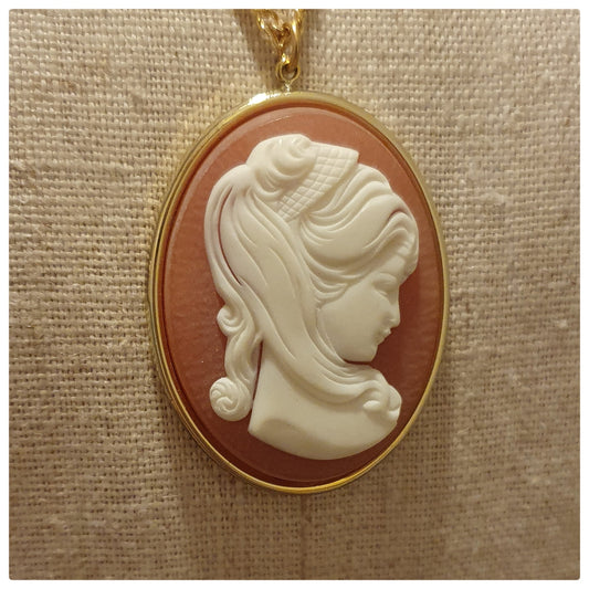 1970s FAUX CAMEO NECKLACE PENDANT PONYTAIL