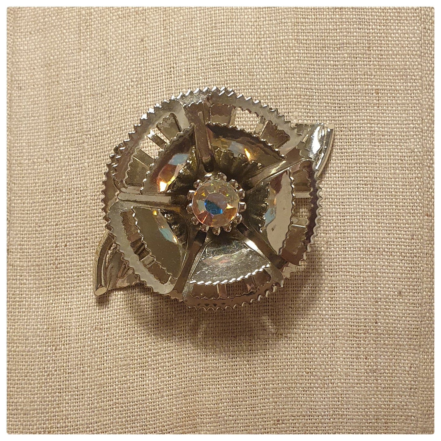1960s SILVERTONE METAL FLOWER BROOCH