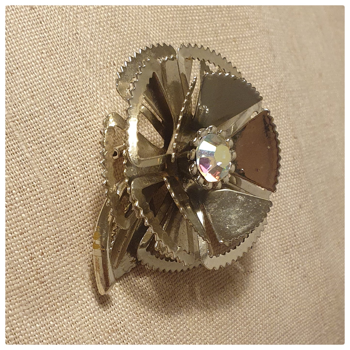1960s SILVERTONE METAL FLOWER BROOCH