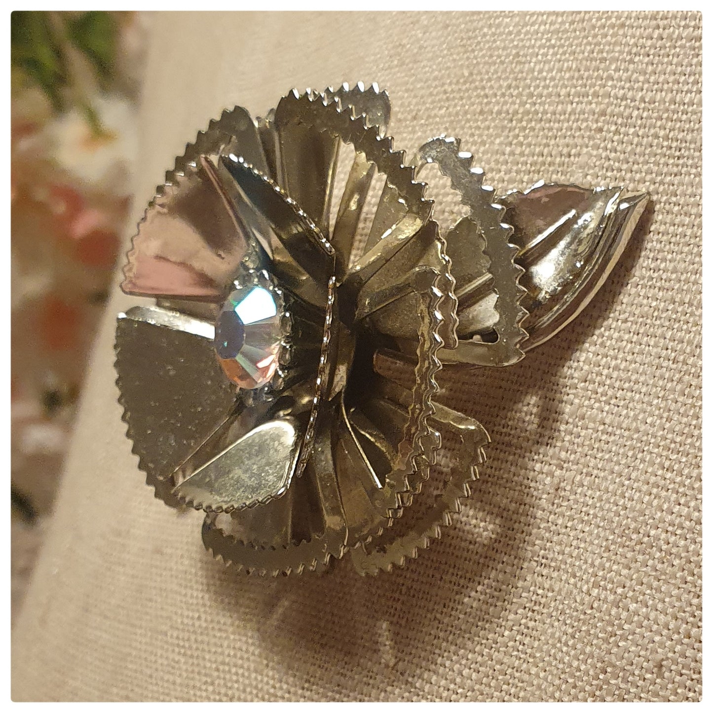 1960s SILVERTONE METAL FLOWER BROOCH