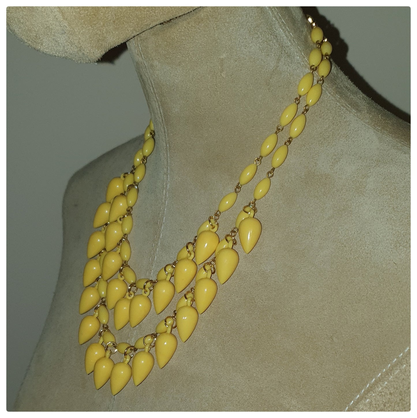 1960s YELLOW TEARDROP DOUBLE STRAND NECKLACE