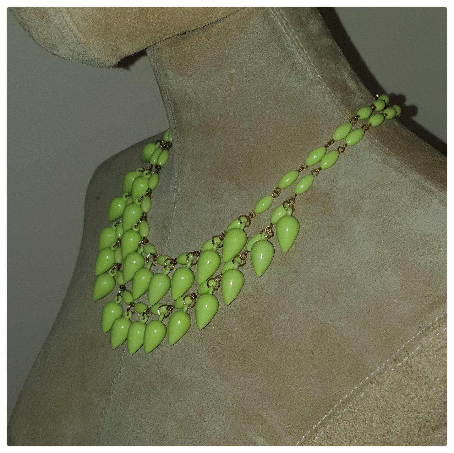 1960s LIME TEARDROP DOUBLE STRAND NECKLACE