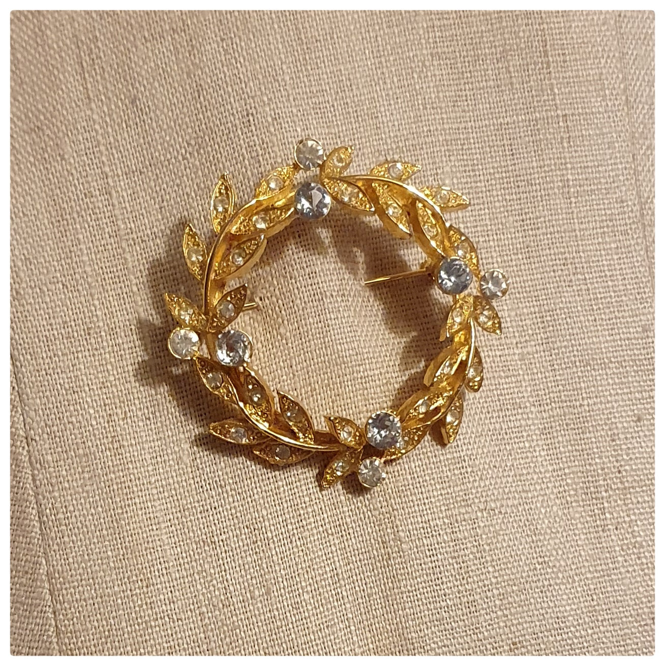 1950s GOLDTONE WREATH BROOCH