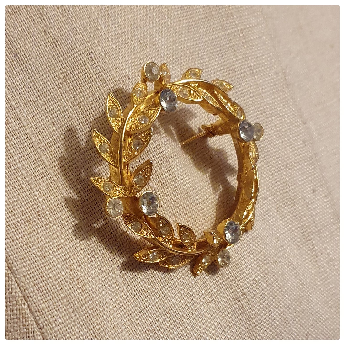 1950s GOLDTONE WREATH BROOCH