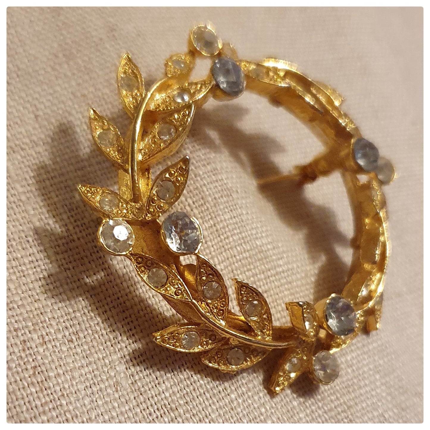 1950s GOLDTONE WREATH BROOCH
