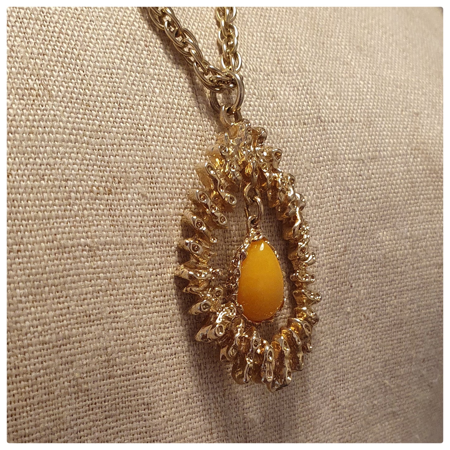 1975 SARAH COVENTRY HONEYCOMB NECKLACE