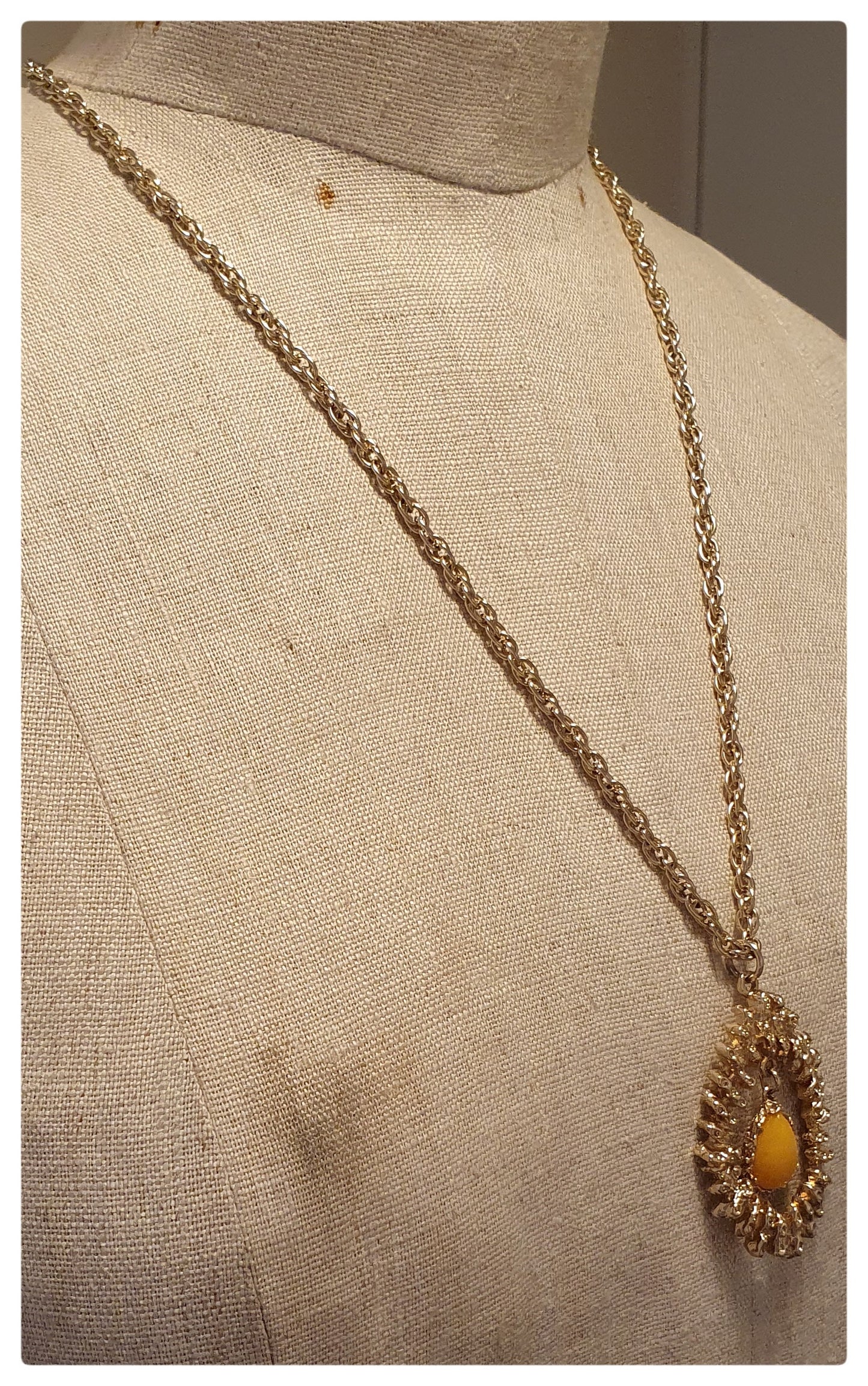 1975 SARAH COVENTRY HONEYCOMB NECKLACE