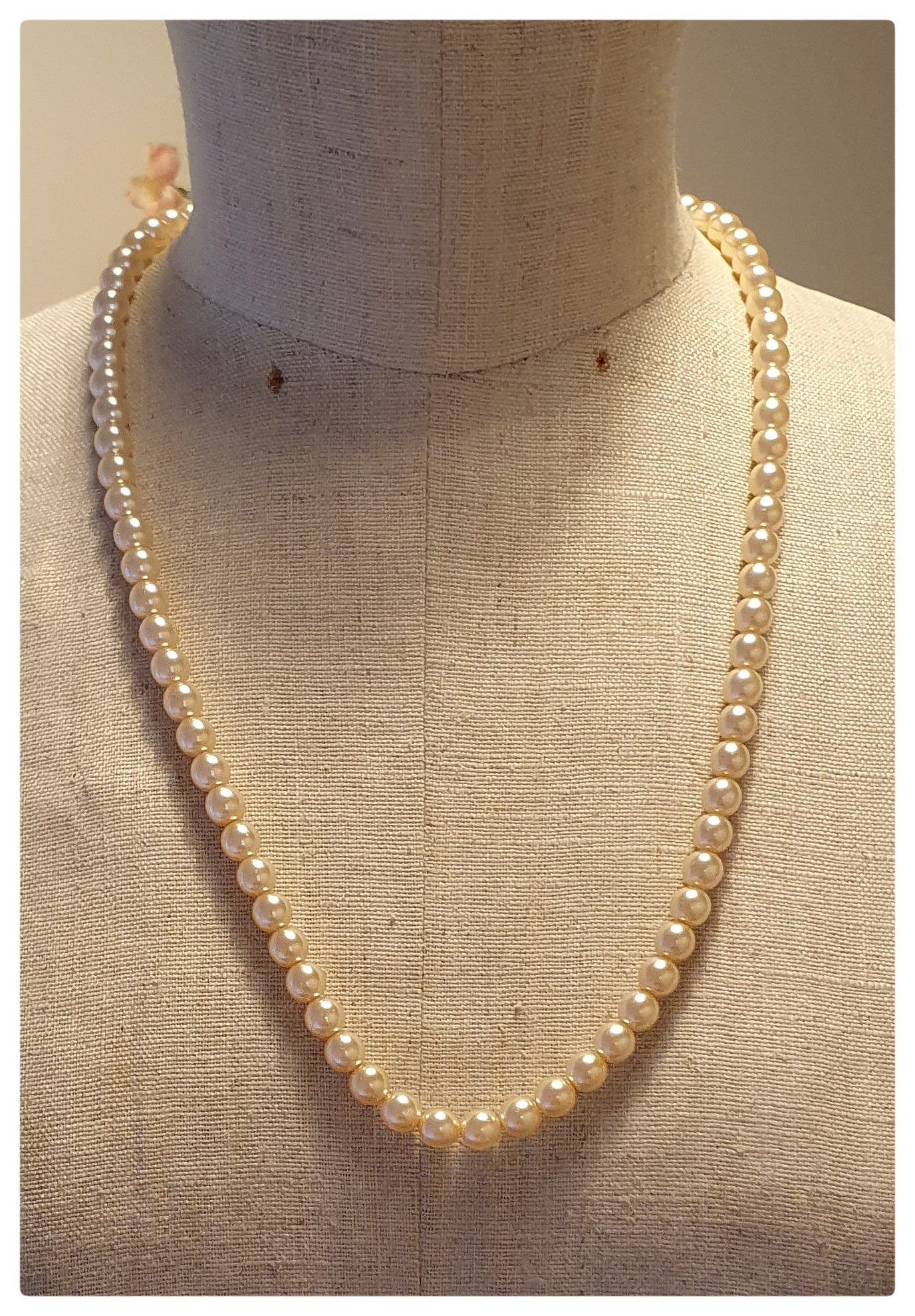 1980s 22ct. GLASS FAUX PEARL NECKLACE UNWORN