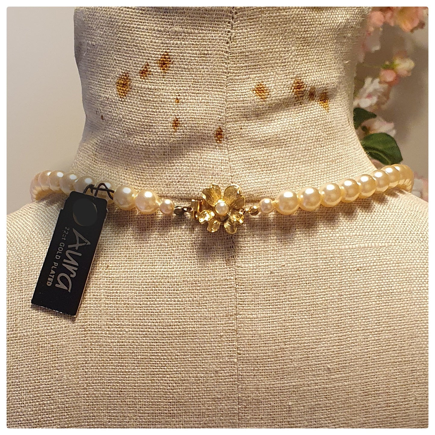 1980s 22ct. GLASS FAUX PEARL NECKLACE UNWORN
