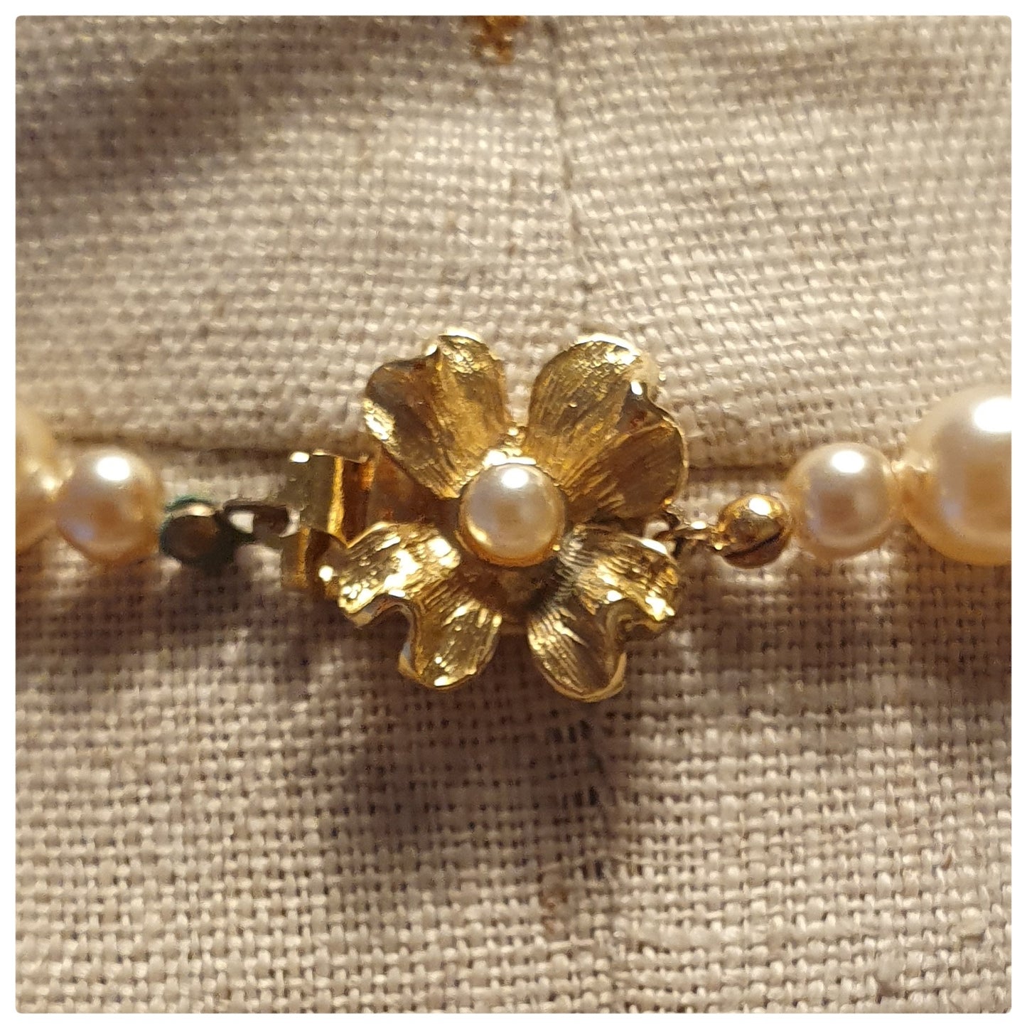 1980s 22ct. GLASS FAUX PEARL NECKLACE UNWORN