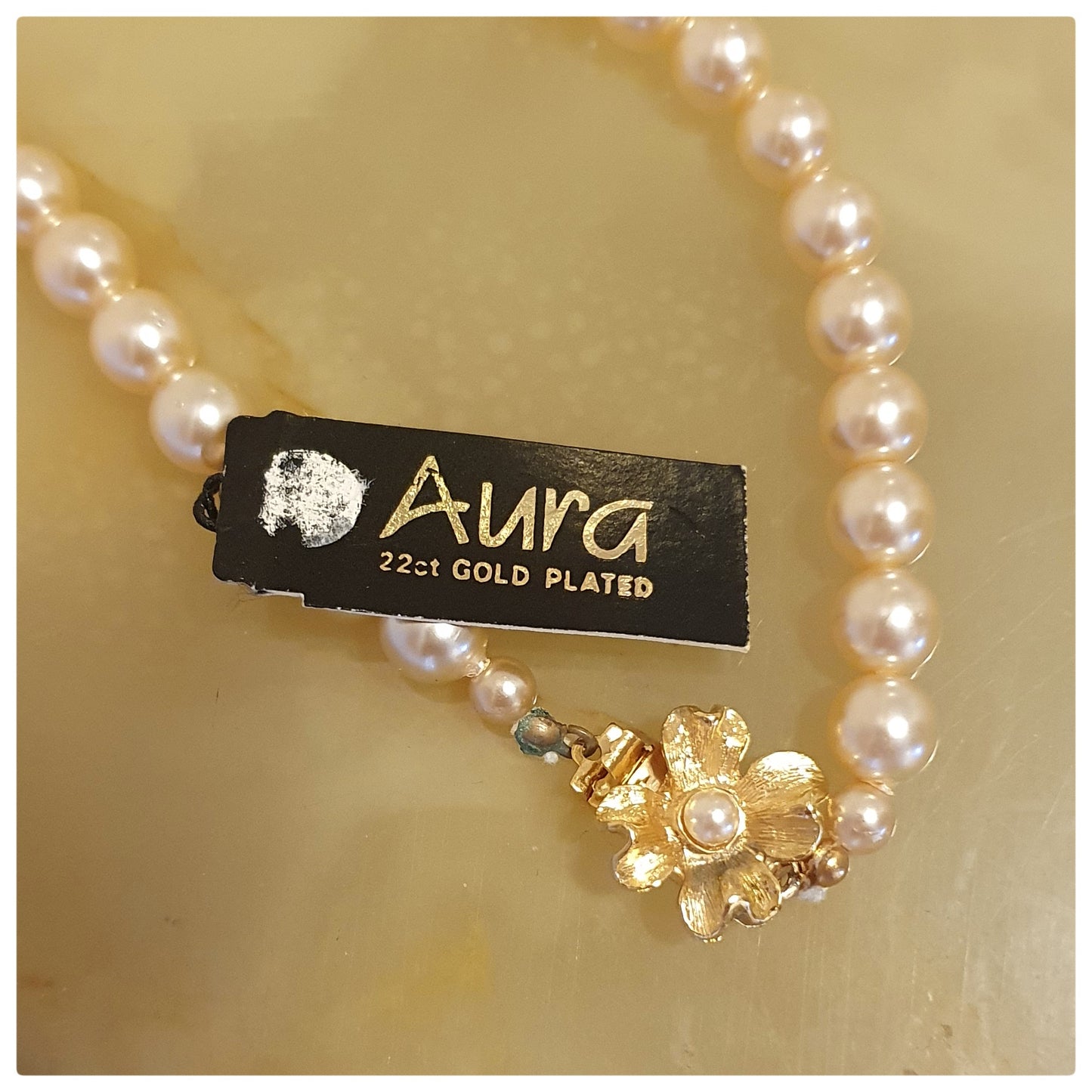 1980s 22ct. GLASS FAUX PEARL NECKLACE UNWORN