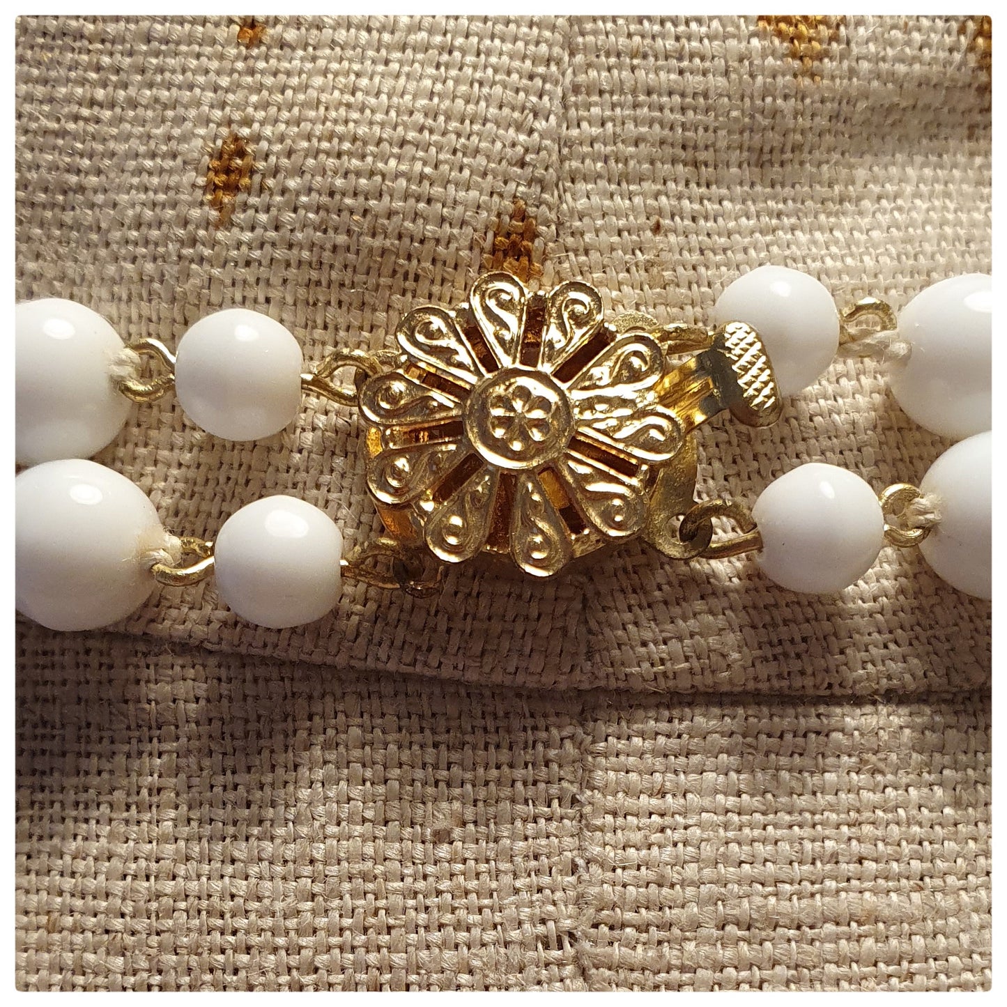 1950s MILK GLASS DOUBLE STRAND CHOKER NECKLACE