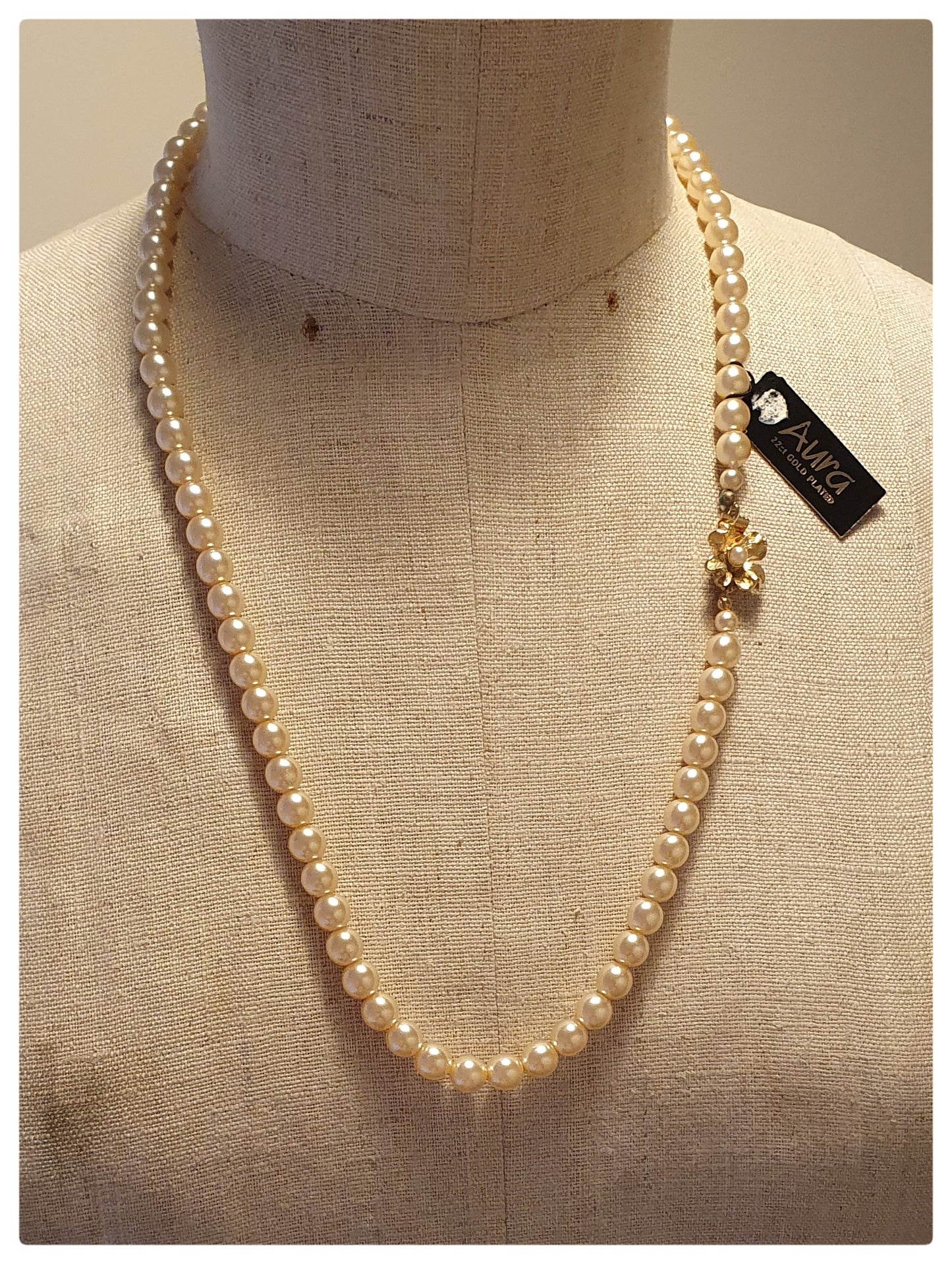 1980s 22ct. GLASS FAUX PEARL NECKLACE UNWORN
