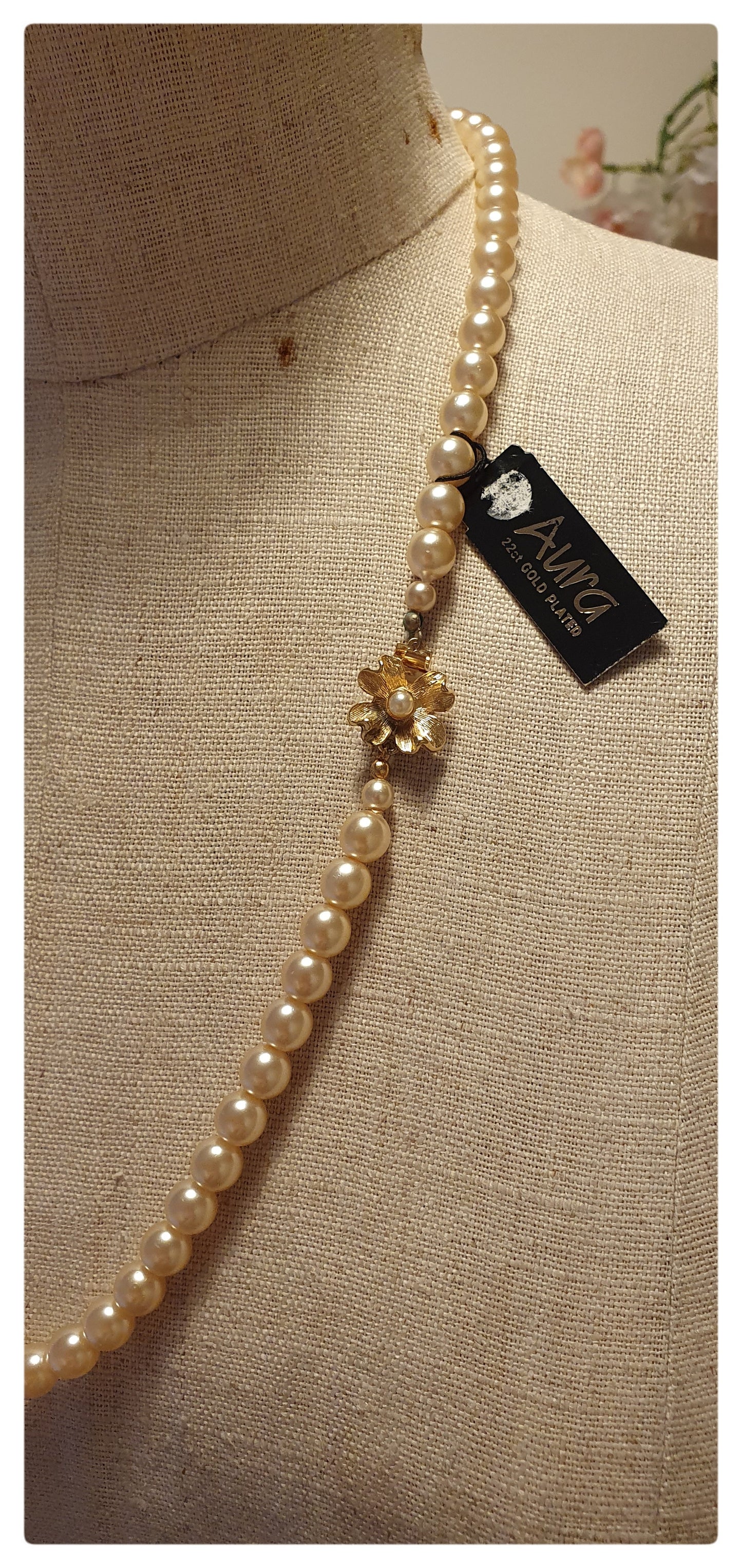 1980s 22ct. GLASS FAUX PEARL NECKLACE UNWORN