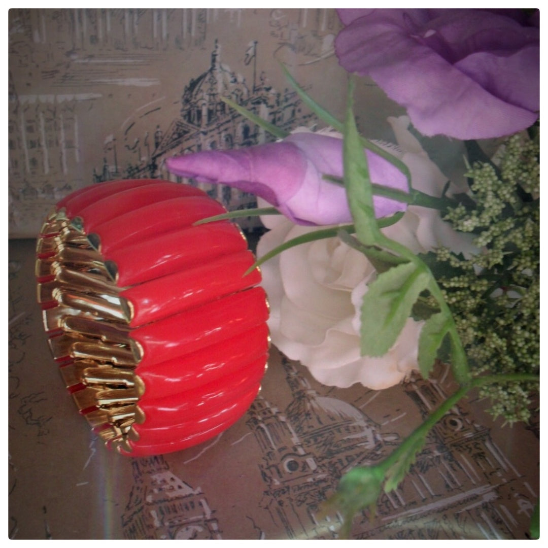 1950s RED LUCITE AND GOLDTONE EXPANDER BRACELET