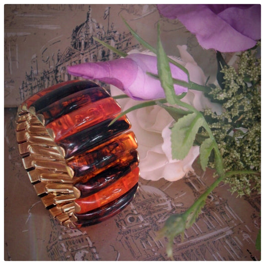1950s FAUX TORTOISE SHELL LUCITE AND GOLD TONE EXPANDER BRACELET