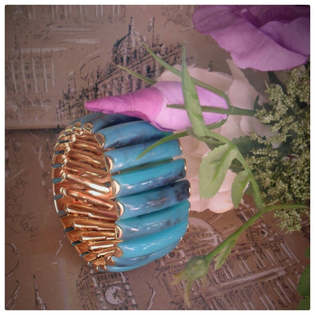 1950s TURQUOISE  LUCITE AND GOLDTONE EXPANDER BRACELET